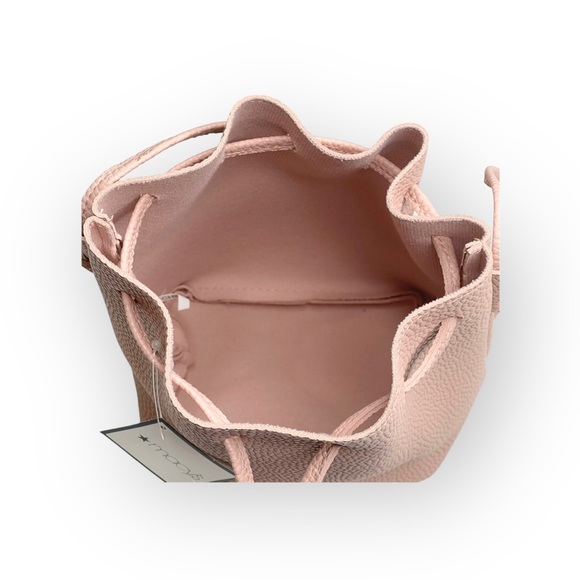 new Macy’s 𖦹 Pebbled Drawstring Bucket Mini Bag 𖦹 Blush Pink Vegan Leather 𖦹 - Picture 9 of 13